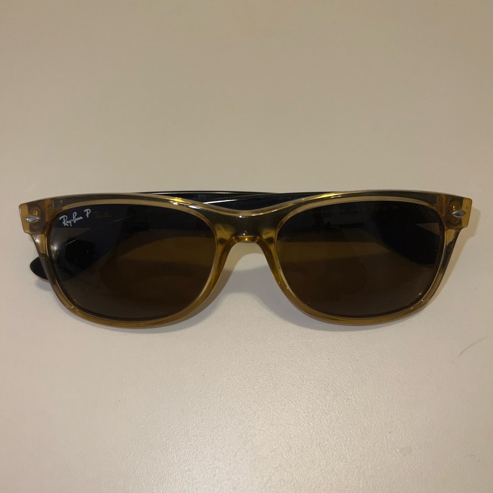 Ray Ban Wayfarer Polarized Sunglasses with case